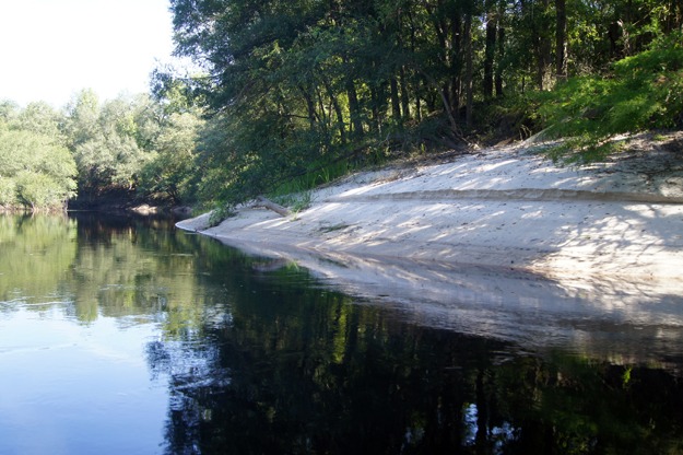 Sandy river banks line the shore to stop and enjoy lunch